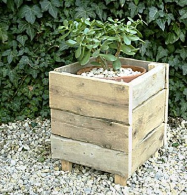 Un cache-pot en palette pour habiller vos plus belles plantes d'extérieur et enrichir la déco du jardin Un cache-pot en bois de palettes ? Une idée déco économique et tendance pour aménager son jardin ! Formant ici un carré, le bois de palette permet également de s’adapter à tous vos besoins en matière de forme et de dimensions. Rectangle ou losange, large ou étroit, haut ou bas vous pouvez créer un cache-pot sur mesure et pas cher grâce à cette idée de recyclage de palettes bois où il suffit simplement de scier et visser les lames de bois les unes aux autres. Si vous souhaitez utiliser la palette en bois pour en faire un vrai pot, attention car l’humidité fait souvent moisir le bois ! Optez donc plutôt pour un cache-pot tendance et pas cher en palette et vous ferez à coup sûr sensation dans le jardin ! Source : homedit.com