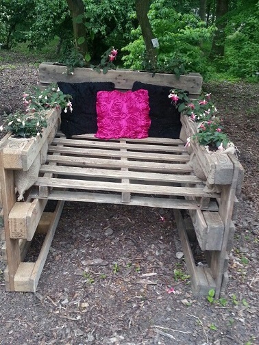 Des palettes agencées les unes avec les autres pour créer un fauteuil de jardin tendance Comme un jeu de construction le secret de la réalisation de ce fauteuil d'extérieur réside dans un ingénieux emboîtement de palettes en bois. Adoptant l’esthétique originelle des palettes, cette chaise de jardin met en avant une structure simple, facile à refaire soi même à la maison. Quatre palettes s’imbriquent les unes dans les autres pour former le squelette de cette chaise : deux sont installées à droite et à gauche en guise d’accoudoirs, une en guise d’assise et enfin la dernière sert d’appui et construit le dossier. Une composition simple qui est agrémentée de plantes sur tous les rebords pour accentuer le côté nature et printanier de ce meuble de jardin. Ajoutez-y quelques coussins de couleurs pour le confort et le charme et voici une idée pratique pas chère pour fabriquer soi-même un meuble de jardin détente et tendance. Source : Pinterest