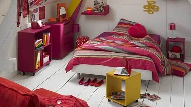 Le rose persiste dans cette chambre fille ado vive Des couleurs chaudes et féminines se marient dans cette chambre d'ado fille. Du rose, du rouge et du jaune pour réveiller un ameublement fonctionnel. Alinéa