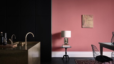 Du rose et du noir pour structurer une cuisine ouverte Une cuisine ouverte sur le séjour qui délimite les espaces avec un côté rose et l’autre noir. Une association couleurs cuisine moderne élégante qui marche. Peinture Dulux Valentine