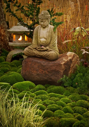 Un jardin zen décoré avec une statue Bouddha Les statues Bouddha apportent un effet spirituel au jardin zen. Cachés ou affichés au grand jour ces objets déco évoquent la méditation et le lâcher prise. ©mossandstonegardens