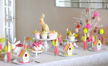Le duo de couleur rose et jaune va à ravir à cette table spéciale Pâques. Facilement décorée grâce à quelques maisons pour oiseaux peintes, des œufs de toutes les couleurs et d’autres figurines lapins, cette table vibre par sa déco pleine de pep’s. Pour faire ressortir les couleurs choisies pour la décoration de cette table, une nappe blanche et des accessoires blancs viennent épurer l’ensemble et créer un écrin sobre à cette déco. Si cette déco de table vous plaît, sachez qu’elle est faite maison grâce à une combinaison harmonieuse d’accessoires chinés à droite à gauche. Source DIY : toriejayne.com 