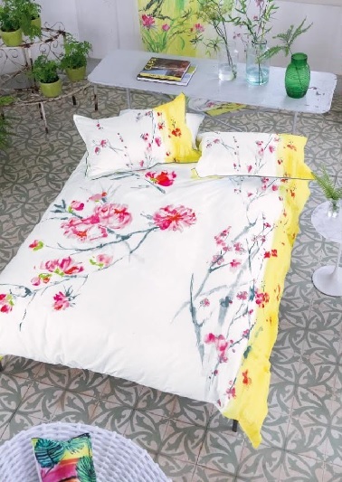 Ce linge de lit en satin de coton affiche des dessins floraux colorés. Un motif printanier revisité pour un aspect déco plus contemporain. Designer Guild