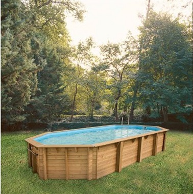 Taille XXL pour cette piscine en bois posée en hors sol Cette piscine en bois hors sol a la folie des grandeurs ! De forme allongée elle s’étend sur plusieurs mètres Idéale pour les familles qui aiment faire trempette. Piscine Bois Nortland UBBINK OCEA Allongée - Dimensions extérieures: 860X470 cm Hauteur baignade : 122 cm Prix : 6706,56 euros La Redoute