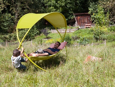 Ce hamac bain de soleil suspendu réinvente les classiques du mobilier de jardin - Fermob Suspendez le temps avec ce hamac remis au goût du jour ! Ces cerceaux en font un meuble de jardin complètement mobile, léger et pliable qui ne néglige pas l’aspect confort. Ludique, design et original, ce lit suspendu arbore des couleurs fraîches pour égayer le jardin et faire rêver les amateurs de sieste de tout âge. Doté d’un mouvement de balancier comme un hamac traditionnel, ce bain de soleil suspendu promet de vous faire décompresser. Fermob – Lit suspendu OSMOSE Design Sakura Adachi – Prix : 1300 euros