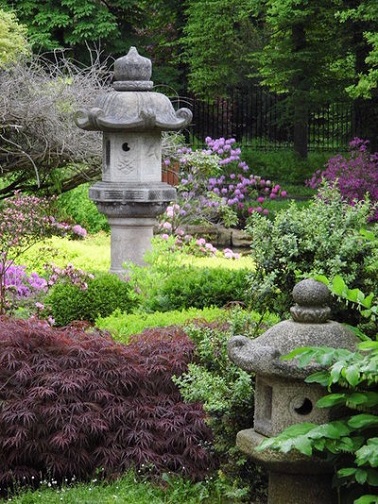 Des lanternes en pierres en déco du jardin zen Les lanternes en pierres sont idéales pour un jardin japonais qui respecte la tradition. Tels de petits monuments, elles décorent subtilement le jardin zen.