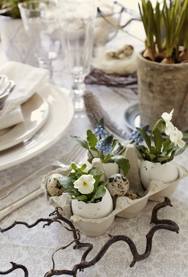 Donner une deuxième vie à vos boîtes d'œufs vides grâce à cette astuce déco ! Pour réaliser cet accessoire déco original, munissez-vous d’une boîte d’œuf en carton et servez vous de coquilles d’œufs décalottées comme des petits vases dans lesquels seront disposés de petites fleurs délicates. Gardez des emplacements de libre pour y disposer quelques œufs de caille cuits durs discrets et mignons pour achever cette déco faite maison simple et tendance à souhait ! Source : benita-le-blog-deco.blogspot.fr
