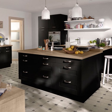 Déco cuisine Authentique avec îlot central Une cuisine moderne avec un îlot central disposant de multiples rangements fonctionnels. noir et recouvert d’un plan de travail en bois il apporte une touche chaleureuse à la déco de la cuisine. Ilot central Kadral Cooke & Lewis, 467 € Castorama.