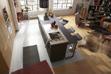 Cuisine bois et noire avec long îlot central moderne Aménagée en longueur dans une grande cuisine ouverte, cet îlot central est parfait pour profiter de sa cuisine à 100% ! Avec un espace évier, cuisson et un plateau noir pour manger sur les mange-debouts, son côté déco moderne est convaincant, Leroy Merlin.