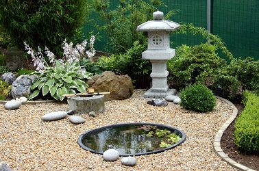 Un petit espace jardin zen minimaliste et détente Les petits jardins zen, ça existe ! La preuve avec cet extérieur qui réunit les règles déco d'un jardin zen. Point d'eau, minéral & végétal, tout est là !