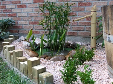 Une fontaine en bambou pour décorer son jardin zen Le bambou révèle la nature des jardins zen ! Réinventée en fontaine originale, cette plante asiatique robuste est un atout pour décorer son extérieur zen.
