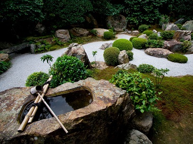 Un jardin zen bien organisé entre minéral, végétal et eau Pour un beau jardin zen, rien ne vaut l'organisation ! Mariant végétal, minéral et eau cette déco jardin zen est un exemple d'agencement parfait !