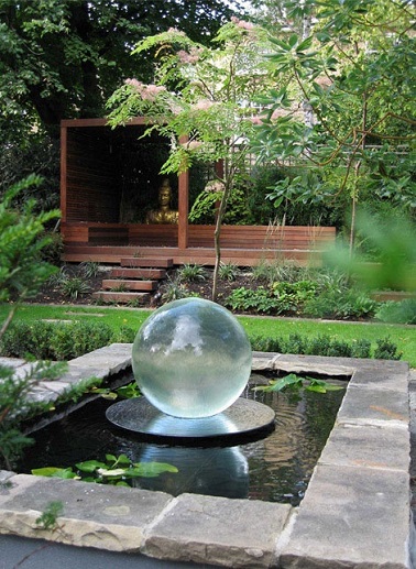 Une fontaine poétique pour le jardin zen Le jardin zen opte pour une fontaine ronde et transparente. Moderne et poétique, elle apporte un style contemporain à l'aménagement traditionnel du jardin.