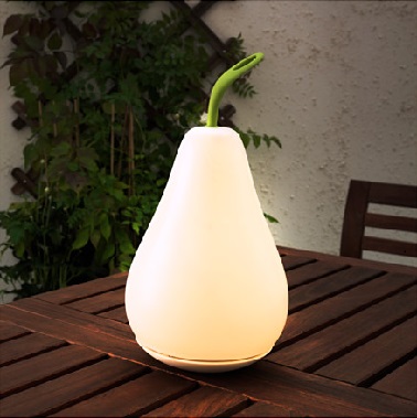 Cette lumière d'extérieur en forme de poire baigne de lumière le jardin Sans fil ni branchement ce lampadaire en forme de poire est prêt à embellir toute votre terrasse ! Fonctionnant grâce à un système de led et de panneaux solaires, il emmagasine la lumière de la journée pour la rendre durant la nuit. Une belle manière de réduire son impact sur l’environnement tout en illuminant sa terrasse ou son jardin. Pouvant se poser sur une table ou se suspendre, ce lampadaire est définitivement une lumière d’extérieur vraiment originale et économique. Ikea – SOLVINDEN - Lampadaire à énergie solaire à LED, forme poire blanc –Prix : 15,95 €