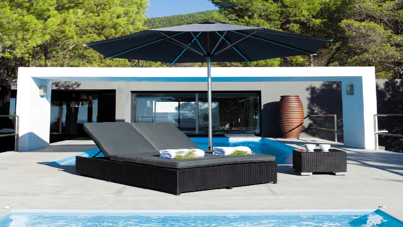 Avec l’été, le mobilier de jardin s’expose au soleil ! transat, chaise longue, bain de soleil grande largeur, ces meubles outdoor aux matières et styles différents, se combinent pour créer un joli salon de jardin où il fait bon se prélasser. Sélection de bains de soleil tendances pour lézarder tout l'été