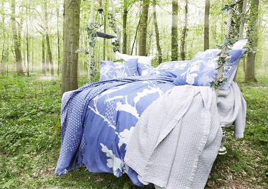 La douceur d'une parure de lit blanche et bleue prête à vous faire voguer pour pas cher dans un rêve bleu plein de délicatesse. Linge de lit Essix