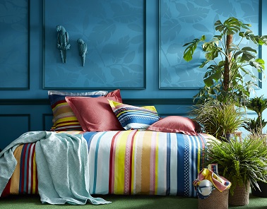 Optez pour ce linge de lit en satin rayé de toutes les couleurs estivales ! Les rayures sont à elles seules un rayon de soleil dans la chambre aux accents mexicain. Essix