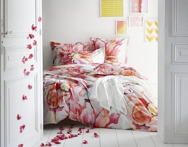 Ambiance romantique dans la chambre avec ce linge de lit éclatant. Une composition florale moderne réalisée en impression digitale qui décorera parfaitement les chambres d’amoureux ! Essix