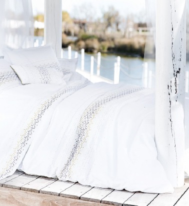 Frais et élégant, cet ensemble de linge de lit de Carré Blanc adopte un style immaculé & épuré. Carte blanche à cette parure pour adoucir et faire briller votre chambre toute la saison. 