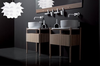 Une salle de bain design avec vasques blanches et meubles bois dans cette salle de bain design les meubles sont les atouts de cette salle d'eau noire. Les vasques & les robinets révèlent la sobriété de la déco. Olympia Ceramica