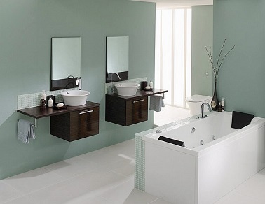 Une salle de bain zen peut aussi être design comme le prouve cette pièce qui met en avant une teinte bleu gris douce et des meubles modernes.