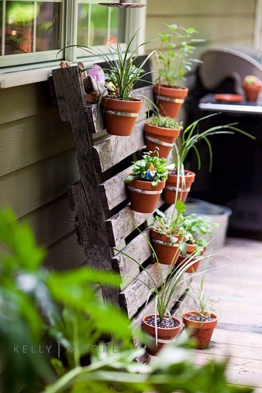 Un tableau végétal comme un mur de verdure fait avec une seule palette et quelques petits pots de fleurs Une palette en bois et des petits pots de fleurs, voilà tout ce qu’il vous faut pour réalisez un tableau végétal en relief à mettre sur votre terrasse ! Demandant peu de temps et de bricolage, cet aménagement déco donne un tout nouveau style à cette palette qui réinvente son utilité de A à Z. Laissée dans son état d’origine, la palette prend du relief grâce à des petits pots de fleurs. Accrochés sur la surface extérieure à l’aide de colliers de serrage en inox vissés dans la palette, ces derniers adoucissent l’aspect brut de la palette en bois cendré tout en trouvant une place originale parfaite pour décorer finement la terrasse. Une astuce déco à reproduire chez soi pour faire un tabac à l’extérieur ! Source : paradiseread.blogspot.com