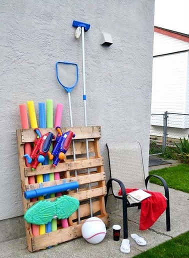 Une palette en bois pour organiser son coin piscine facilement à l'approche de l'été L’été approche et les journées piscine se profilent à l’horizon mais vous ne savez pas où ranger l’épuisette et autres accessoires de piscine ? La palette en bois à la solution ! Pratique et peu encombrante, la palette en bois n’est effectivement pas qu’esthétique puisqu’elle peut aussi servir de rangement. Les lattes de la palette de bois permettent d’accrocher des objets en tout genre comme les pistolets à eau des enfants ou de faire sécher les serviettes de piscine pendant que son intérieur creux permet de tenir droit d’autres accessoires longs et souvent embêtants à ranger. Un aménagement astucieux pour éviter la pagaille autour de l’eau et garder son coin piscine organisé et bien décoré à l’approche de l’été !