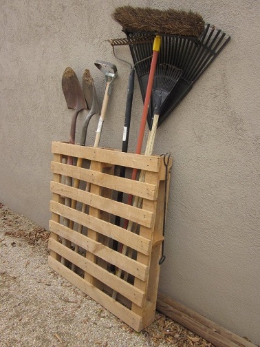 Une palette pour ranger les outils de jardin facilement et discrétement Oubliez l’angoisse des outils de jardin qui encombrent l’extérieur ! La palette est un aménagement tendance et un rangement idéal pour évitez d’encombrer le jardin. Un râteau, une pelle ou encore une binette, tous trouveront leur place dans le creux de la palette. Sans toucher à la forme ni à la structure naturelle de cette dernière, ce rangement original se fait discret une fois appuyé sur un mur, dans une remise ou rangé dans un garage. Source : homedit.com