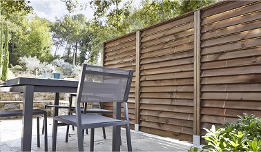 Des Brise-vues façon persiennes filtrent la lumière et se posent grâce à un système de fixation au sol. Kit Panneau droit avec persienne, 80x180 cm 29,90 € Leroy Merlin