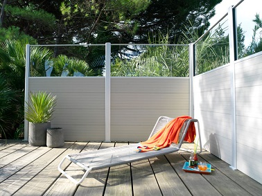 Des panneaux acrylique pour abriter du vent Brise-vue en panneau acrylique concept composite Koba - Dim : L. 150 x H. 60 cm - Epaisseur 5 cm. Prix : 89,90 € Castorama.