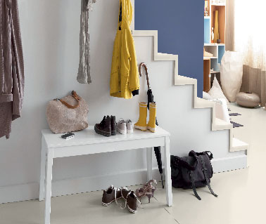 peinture entrée et escalier couleur bleu indigo et blanc Décolab Mat V33 Avec cette peinture plus besoin de rogner sur l'aspect déco d'une finition mat ! Deux couches de peinture et murs, rambarde bois et plinthes se lessivent pour faire disparaître toutes empreintes non désirées. Peinture escalier couleur Bleu Indigo. Murs et boiseries entrée couleur blanc.