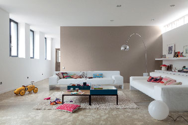 Peinture salon Mat beige et blanc DécoLab lessivable V33 Une peinture salon couleur terre et blanc finition mat et lessivable pour profiter de l'effet chic de la peinture mat sans se soucier de l'apparition de tache de graisse ou de doiget sur les murs ! Peinture DécoLab Mat 100% résistant V33