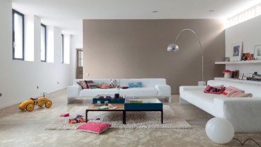 peinture mat et taches sur les murs d'escalier, salon, ou chambre d'enfant n'étaient pas très copains. Avec la nouvelle peinture Mat 100% Résistant de V33, taches sur murs et portes, placards se nettoient et la peinture ainsi que sa couleur restent intacte.