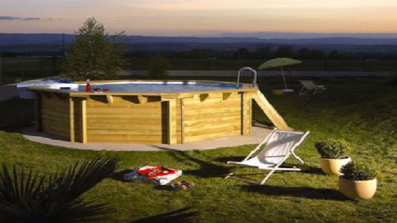 Nature et élégante, la piscine hors sol en bois est le meilleur moyen de faire plouf sans noyer son budget ! Piscine ronde, rectangulaire ou ovale à installer hors sol, en teck ou bois traité elles s’installent dans tous les jardins pour se fondre dans la tendance déco extérieur nature et authentique .
