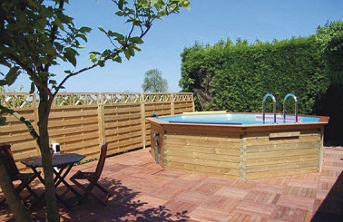Mettez une piscine hors sol sur la terrasse Parfaite pour mettre la terrasse à la mode estivale, cette piscine hexagonale en bois hors sol s’adapte parfaitement aux petites terrasses recouvertes de caillebotis bois ou de lames de bois très tendances. Ne prenant pas beaucoup de place et s’installant aisément même sur une surface dure, cette piscine reste stable quoiqu’il arrive. Une piscine en bois hors sol sur la terrasse on ose et on en profite tout l’été ! EuroPiscineServices (EPS)
