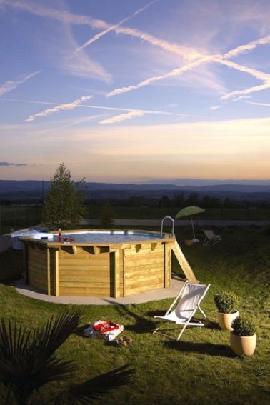 Romantisme et délicatesse émanent de cette piscine hors sol en bois très nature Style nature et romantique avec cette piscine en bois clair hors sol. De petite circonférence, cette piscine se révèle être un véritable atout dans le jardin puisqu’elle permet de créer un espace détente dans le jardin sans manger de la place sur l’extérieur. Simple d’installation, cette piscine dispose d'une structure et de margelles en pin traité par autoclave qui résiste à l'humidité et à toutes sortes d’insectes xylophages. Une opportunité pour ceux qui n’ont pas de famille nombreuse et qui souhaite aménager un petit coin d’eau dans le jardin. Desjoyaux Piscine hors sol en bois - Dim. : 90 m ou 4.78 m de diamètre pour 1.17 m de hauteur sous margelle. Vendue en kit avec tous les accessoires. Prix à partir de 4 091 euros.