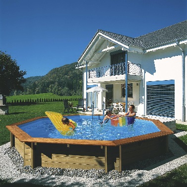 Faite pour traverser les saisons sans bouger du jardin, cette piscine hors sol en bois peut être semi-enterrée. Sa forme ronde s’adapte à un grand nombre d’extérieurs.  Piscine hors sol bois PROCOPI Odyssea Octo 530. Prix : 4290 euros Leroy Merlin
