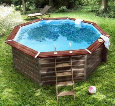 Luxe, calme et volupté règne dans le jardin avec cette piscine en bois teinté hors sol Qui n’aurait pas envie de venir barboter dans cette piscine bois hors sol octogonale ? Se distinguant des autres piscines hors sol en bois grâce à son bois teinté en marron plus soutenu, cette piscine apporte un brin d’exotisme et de dépaysement à tout le jardin. Mais cette piscine hors sol n’est pas seulement esthétique puisqu’elle se plie à vos moindres désirs dans la mesure où elle peut s’enterrer à moitié ou en entier selon vos envies. Castorama - Piscine en bois Kari ø4,60 m. - Volume d'eau : 15 m³. - Dim.extérieures : ø4,60 x H.1,29 m. Prix : 2499 euros.