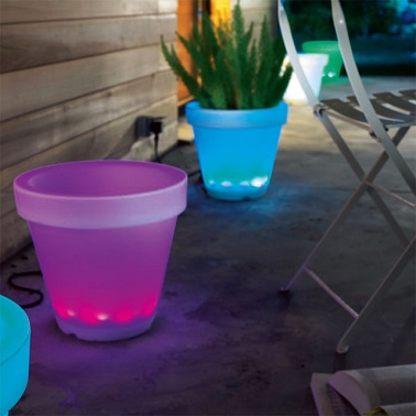 Embellissez la déco de votre terrasse avec des pots lumineux et colorés Quoi de mieux pour faire rayonner sa terrasse que d’adopter de jolis pots lumineux ! Plein de couleurs, cette gamme de pots à éclairage Led très économique permet d’apporter de la lumière à l’extérieur tout en conservant une utilité la journée. Conservant leur fonction première en étant un pot design idéal pour recevoir des plantes de toutes sortes, le soir ces petits pots s’illuminent et brillent de mille feux grâce à un système de led. Du bleu, du rose ou du vert, votre terrasse joue alors les caméléons en changeant de couleur de lumière de façon aléatoire. Un aménagement lumineux et frais pour donner une ambiance pleine de vie à l’extérieur apte à embellir le jardin et la terrasse ! Castorama - Pot lumineux d'extérieur Cosmique couleurs changeantes – Dim : Diamètre 35 cm x Hauteur 34 cm - Prix : 49,95 euros.