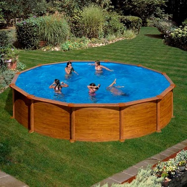 Une piscine hors sol en acier aspect bois Une piscine hors sol en acier recouverte d'un décor aspect bois doré à poser de préférence sur un grand terrain plat Dim. : Ø550 x h.132 cm. Vol. d'eau : 23,28m³. Hauteur de la ligne d'eau : 117cm. Prix : 1890,00 euros Castorama