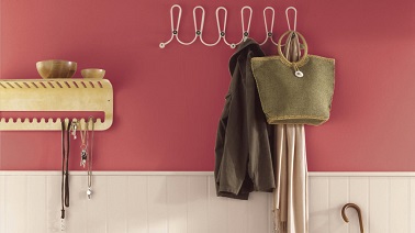 Une entrée pleine de chaleur peinte en rose framboise La peinture couleur rose se montre dès l'entrée grâce à cette teinte rose foncé. Le soubassement en bois blanc éclaire cette entrée chaleureuse. Dulux Valentine