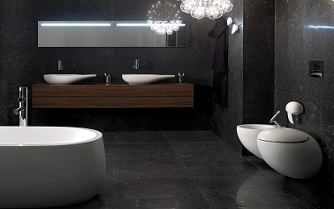Des vasques originales, une baignoire îlot arrondie, des wc futuristes, les sanitaires soulignent la déco moderne de cette salle de bain design. ©Aubade