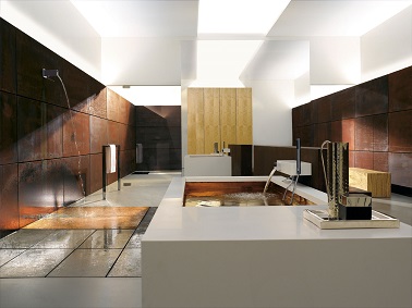 Une déco haut de gamme imprègne cette salle de bain design Du cuivre et du blanc révèlent le luxe de cette salle de bain design. Des robinets contemporains comblent l'univers déco moderne de cette pièce. ©Dornbracht