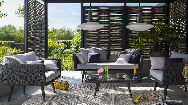 Le salon de jardin en bois, bambou ou résine prend ses quartiers sur la terrasse et le balcon pour des instants de détente absolue ! modulable, le mobilier extérieur s'adapte à toutes les envies et tous les budgets pour profiter des beaux jours sans vous ruiner. des idées de salon de jardin tendances à prix tout doux Castorama, Leroy Merlin et Maison du Monde à ne pas rater.
