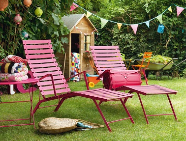 Des chaises longues Bistro rose fuchsia pour créer un salon de jardin tendance et gai - Fermob La mythique chaise Bistro inspire encore les meubles de jardin et se décline désormais en une chaise longue au confort absolu et au design tendance comme jamais ! Conservant les avantages de la gamme Bistro à savoir la praticité, la simplicité et l’encombrement minimal cette chaise longue, fruit du designer Patrick Hardy, installe dans le jardin ou sur un petit balcon l’esthétique indémodable et colorée de ce mobilier pliable. Ses lattes en acier laqué galbées promettent un confort optimal pour prendre un bain de soleil les doigts de pied en éventail ! Fermob – Chaise longue Bistro – disponible en 24 coloris dont deux nouveaux « Lagune » & « Cobalt » - Coussin spécial en option - prix chaise longue : 321,70 euros.