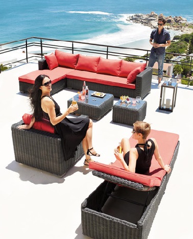 Un salon d'extérieur tendance avec un bain de soleil rouge et noir confort - Maisons du Monde Chic, finesse et modernité se conjuguent en couleur sur cette terrasse. Les meubles de jardin rouge et noir apportent un style bien contemporain à la terrasse tout en ne négligeant pas le confort. La chaise longue, le canapé ou encore le fauteuil constituent un salon idéal pour prendre un vrai bain de soleil. Attrait principal de ce coin relax, le transat inclinable qui permet de se dorer la pilule confortablement grâce à son matelas et sa structure en résine tressée noire. On adore le style estival raffiné de ce bain de soleil ! Maisons du monde - PORTO VECCHIO Bain de soleil rouge - Dimensions (cm) : H 55 x L 214 x PR 69 - Prix : 371,90 euros.