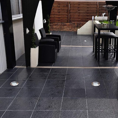 Des spots à led encastrés dans le sol de la terrasse, une idée lumineuse pour embellir et éclairer la terrasse Vous souhaitez illuminer et embellir votre terrasse de façon discrète ? Adoptez ces spots à led blancs ! Pensés pour s’encastrer dans le sol de la terrasse quelque soit le revêtement choisi (bois ou carrelage), ces spots déploient un spectre lumineux qui éclaire une large surface. D’une puissance de 10 Watt la consommation de ces lumières d’extérieur est moindre alors que leurs avantages sont nombreux puisqu’en plus de faire des économies d’énergie, ces lumières d’extérieur ne prennent pas de place et sont donc parfaits pour sublimer et illuminer les petites terrasses. Castorama - Spot à encastrer rond 144 LED MOURET – Prix 67, 96 euros l’unité