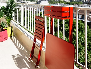 Une table fonctionnelle avec une jardinière intégrée, idéale pour les balconnets citadins. Fermob Facilement pliables, les chaises et la table Bistro savent se faire discrètes ! Avantage supplémentaire de la petite table, son système de clips qui lui permet de s’accrocher à la rambarde du balcon et ainsi de se plier et de se déplier encore plus facilement. Dotée d’une jardinière intégrée qui peut aussi bien accueillir vos plantes toute l’année que vous servir d’étagère à épices lors du repas, cette petite table fonctionnelle n’a décidément que des atouts ! Table Collection Bistro par Fermob