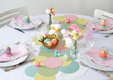 Une déco faite maison très délicate et fraîche dans les tons pastel. De cette table décorée dans des tons pastel émane une véritable douceur. Proposée et réalisée par Madame Citron (sur son blog du même nom), cette déco de table entièrement fait-mains se révèle être un vrai jeu d’enfant. A commencer par le chemin de table original et plein de délicatesse fabriqué avec des ronds découpés dans des feuilles de papier colorées collées les unes aux autres et disposées sur un lit de napperons en papier blanc. Les petits lapins disposés de part et d’autre de la table sont de petits jouets récupérés et parfois ornés d’un pompon blanc collé pour faire une queue toute douce. Les œufs posés sur des ronds de serviettes dans les assiettes ont été vidés et peints. En bref, cette déco de table pleine de détails faite maison a vraiment tout pour plaire ! - DIY et réalisation by Madame Citron.fr