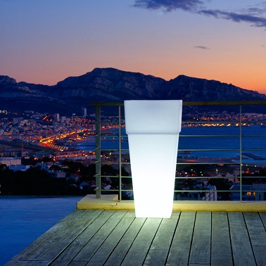 Un grand vase élancé lumineux une fois la nuit venue une bonne idée pour sublimer la terrasse Ce grand vase blanc élancé aux bords carrés joue un double jeu entre la nuit et le jour. Accueillant vos plantes dans un style déco design toute la journée, il met en lumière son esthétique une fois le soleil couché. Doté d’une ampoule économique, il diffuse une lumière douce qui permet de créer une ambiance légère et délicate à l’extérieur. Résistant aux chocs et aux U.V, il peut être laissé toute la journée au soleil sans aucun problème. Une lumière d’extérieur idéale pour embellir et faire rayonner toute la terrasse ! Castorama - Vase lumineux carré à rebord blanc – Dim : H.105 cm – Prix : 249 euros